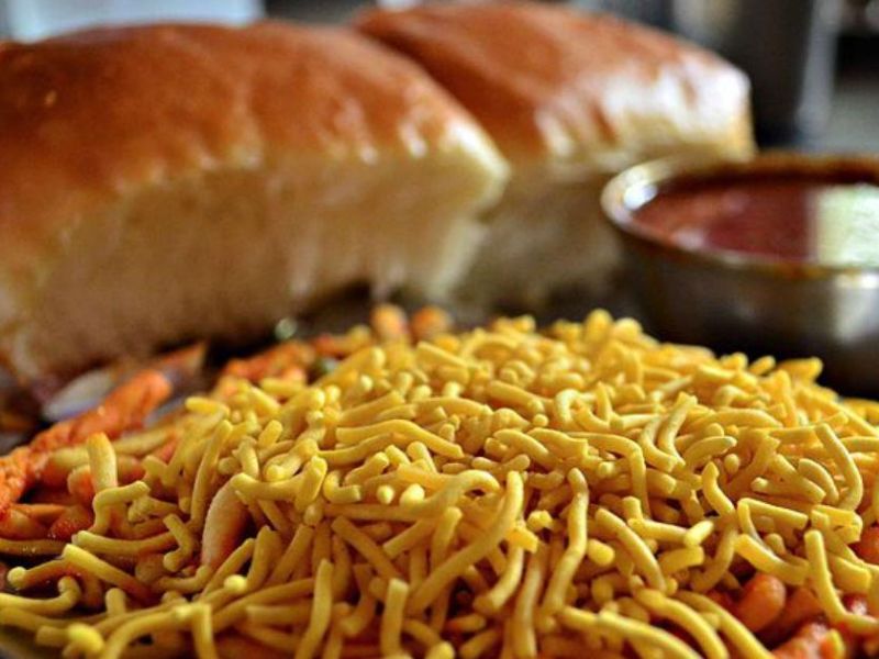 Misal Pav, Pune