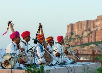 Folk musicians singing