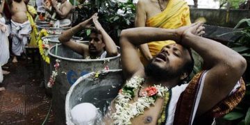 Unusual Rituals in India that Shout Bizarre and Crazy : West India Edition
