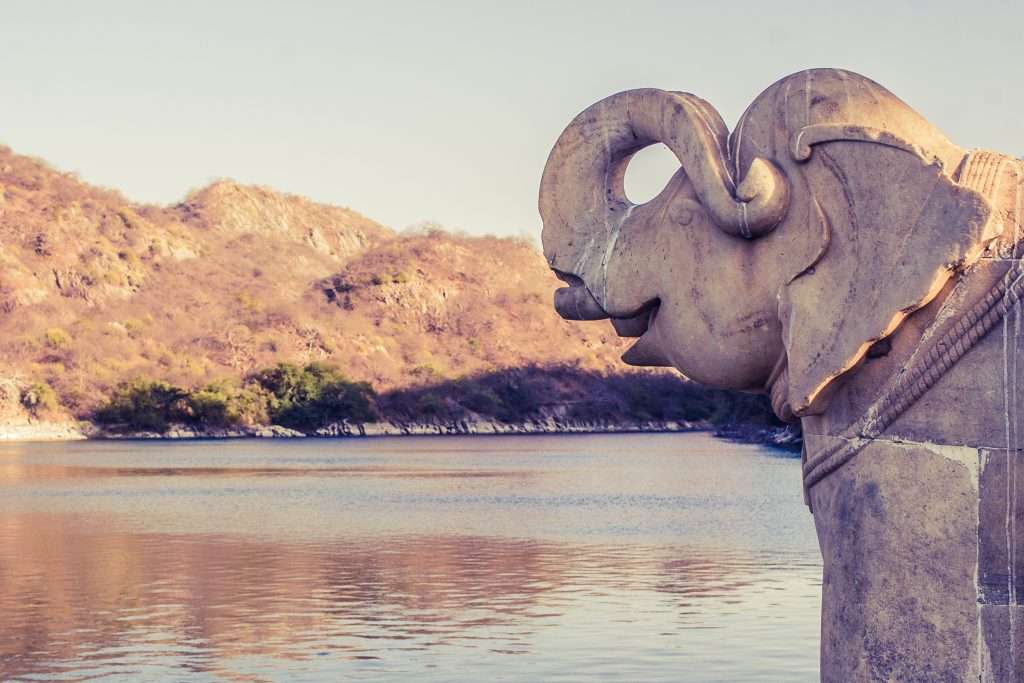 Explore the beauty of Jaisamand Lake in Udaipur 